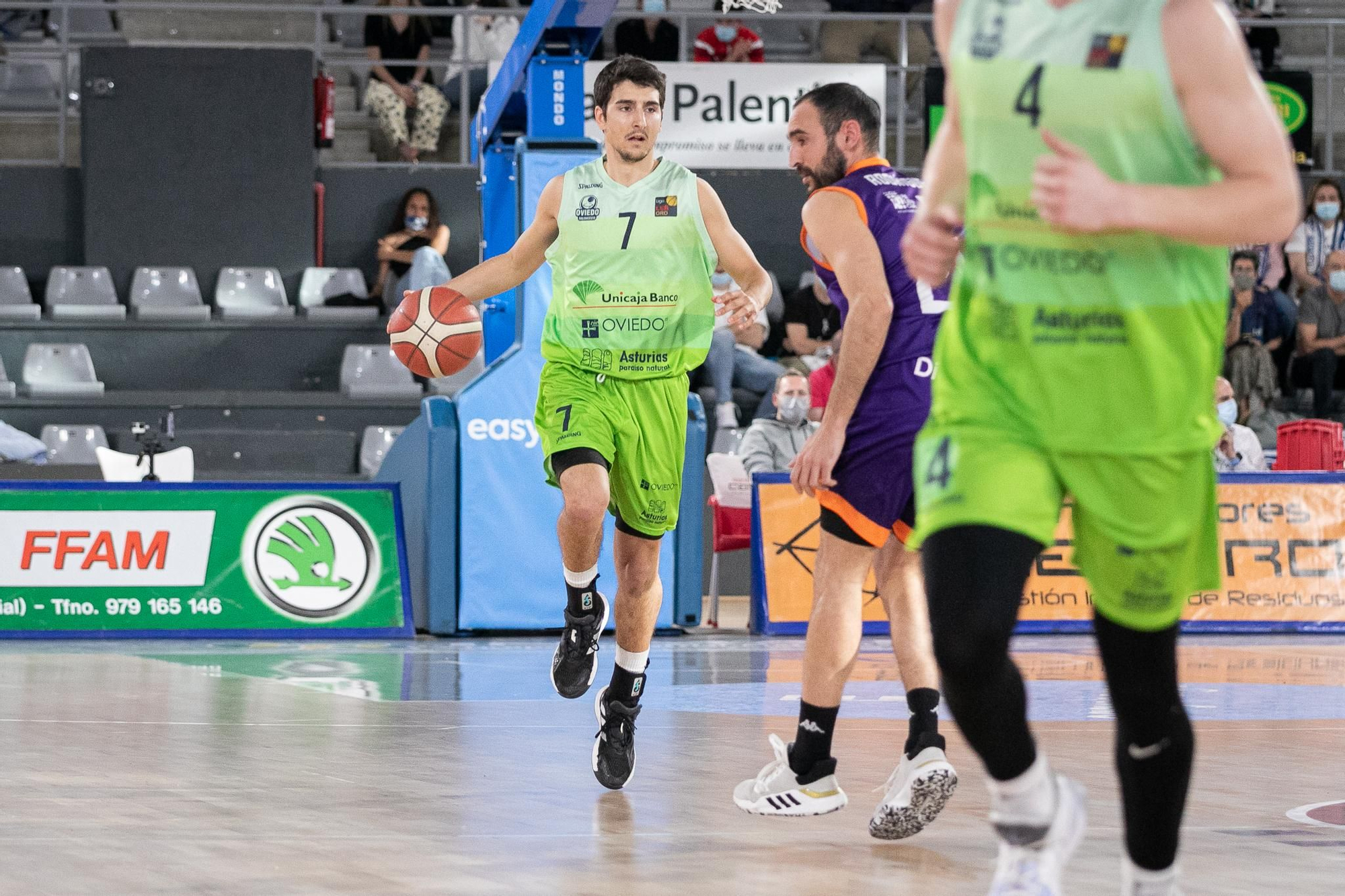 El Oviedo Baloncesto gana con remontada en Palencia (76-80)