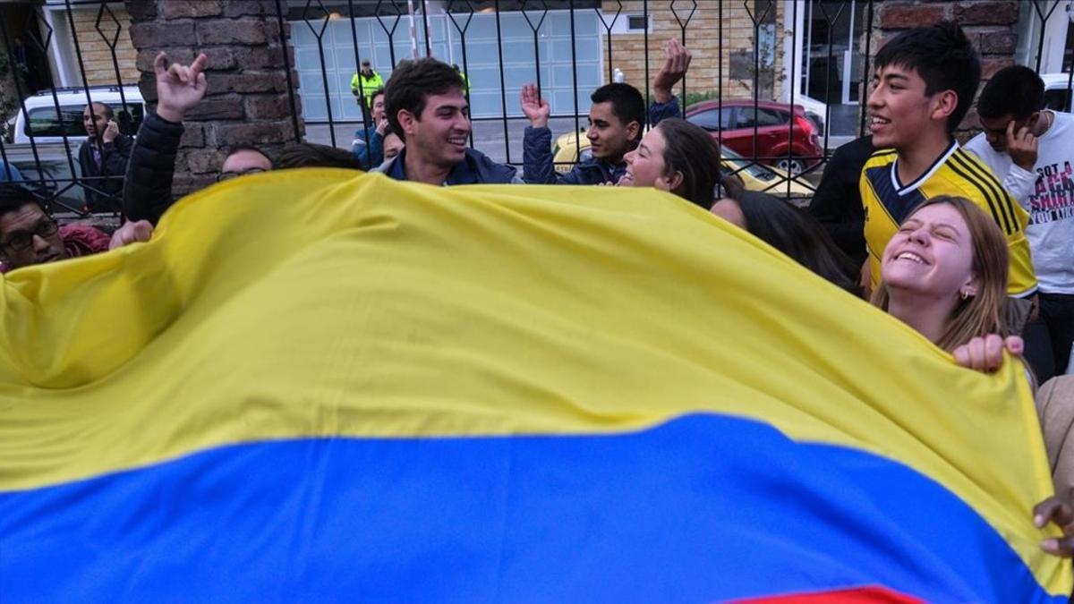 Colombianos celebran con una bandera los resultados del referéndum, en Bogotá