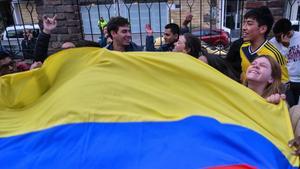 Colombianos celebran con una bandera los resultados del referéndum, en Bogotá.