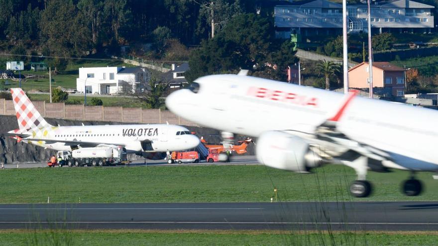 Dos aviones en el aeropuerto de Alvedro. |   // CARLOS PARDELLAS