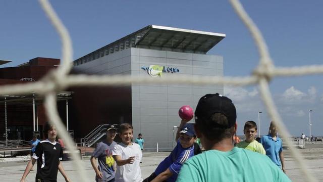 Jóvenes en una actividad del Patronato en la explanada de Poniente. | ÁNGEL GONZÁLEZ