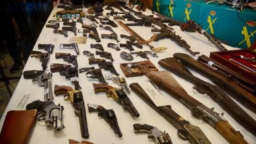 El arsenal de armas incautado en la parroquia de Pías. // Rafa Vázquez