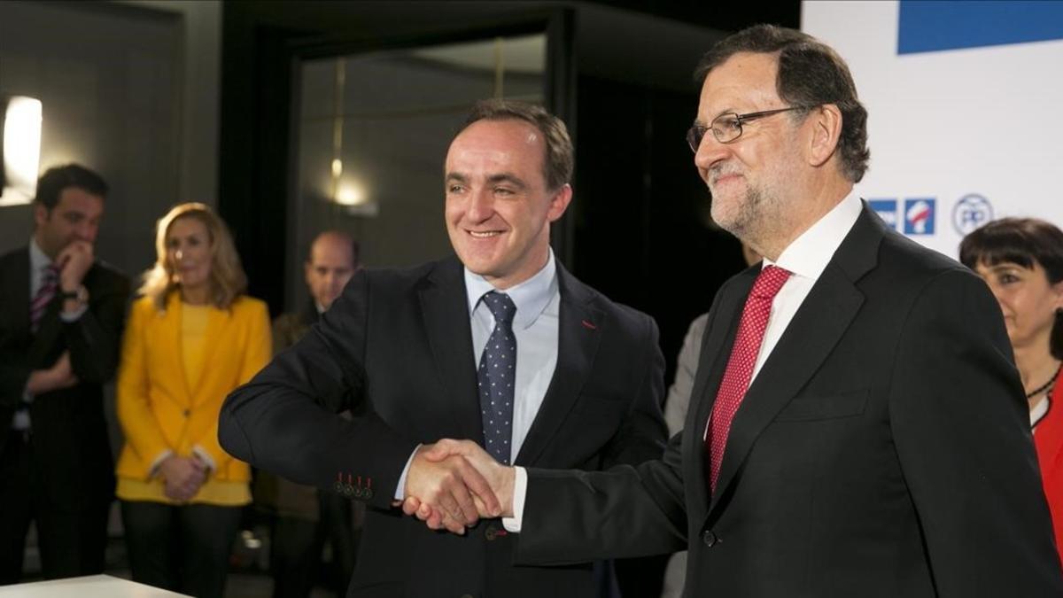 El presidente del Gobierno en funciones y líder del PP, Mariano Rajoy, con el jefe de UPN, Javier Esparza, en una fotografía reciente