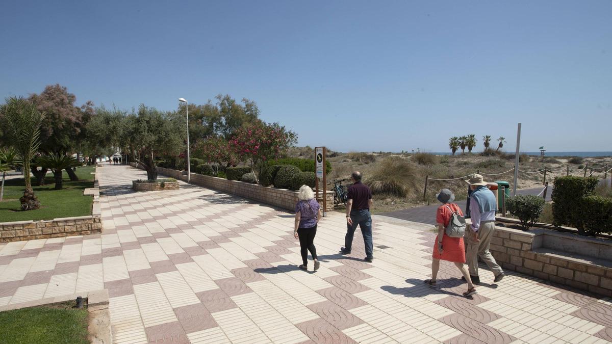 Una vista del paseo marítimo de Canet.