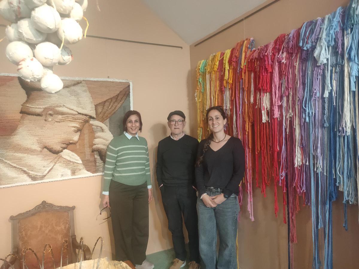Las profesoras grecochipriotas con el artista Cesc Biosca, en la visita a su taller.