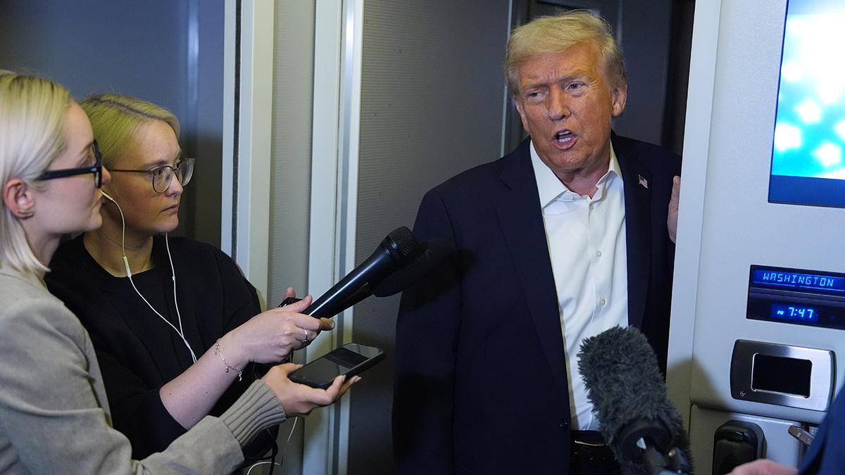 Trump atiende a los periodistas en una parada técnica del Air Force One en Inglaterra