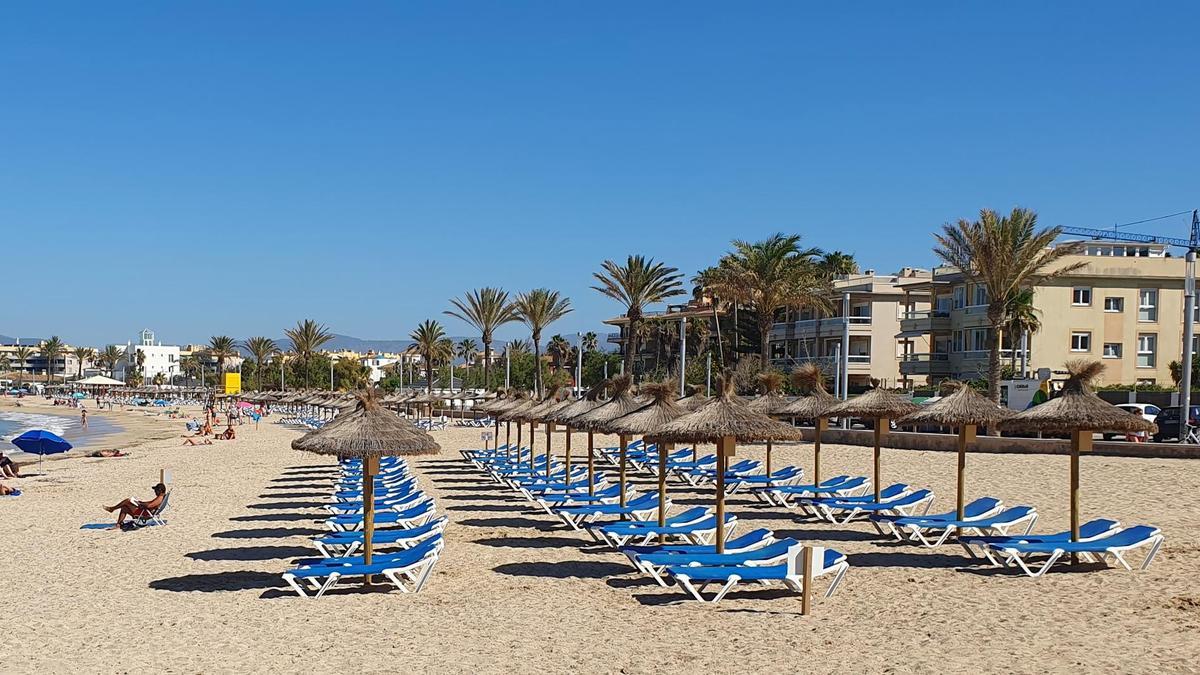 VÍDEO | Sombrillas y hamacas invaden las playas de Mallorca