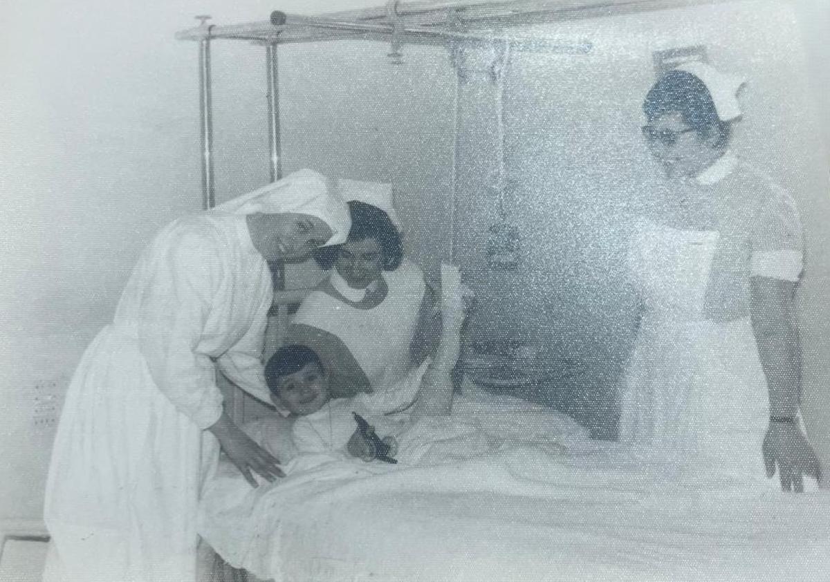 Infermeres visitant un nen ingressat el 1966