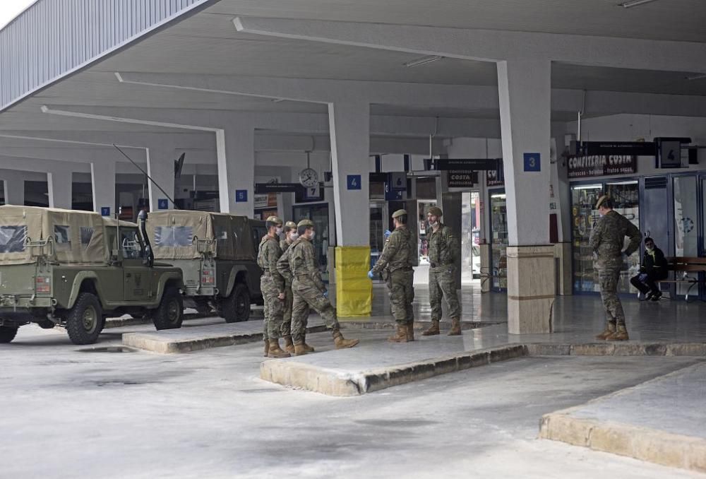 El Ejército ayuda a controlar los accesos a la Región en autobús, 29 de marzo.