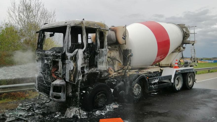 L&#039;incendi d&#039;un camió talla la C-66, a Cornellà del Terri