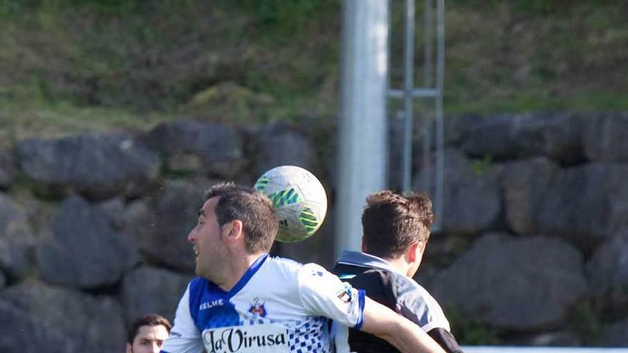 Villanueva disputa un balón en el choque ante el Oviedo B.