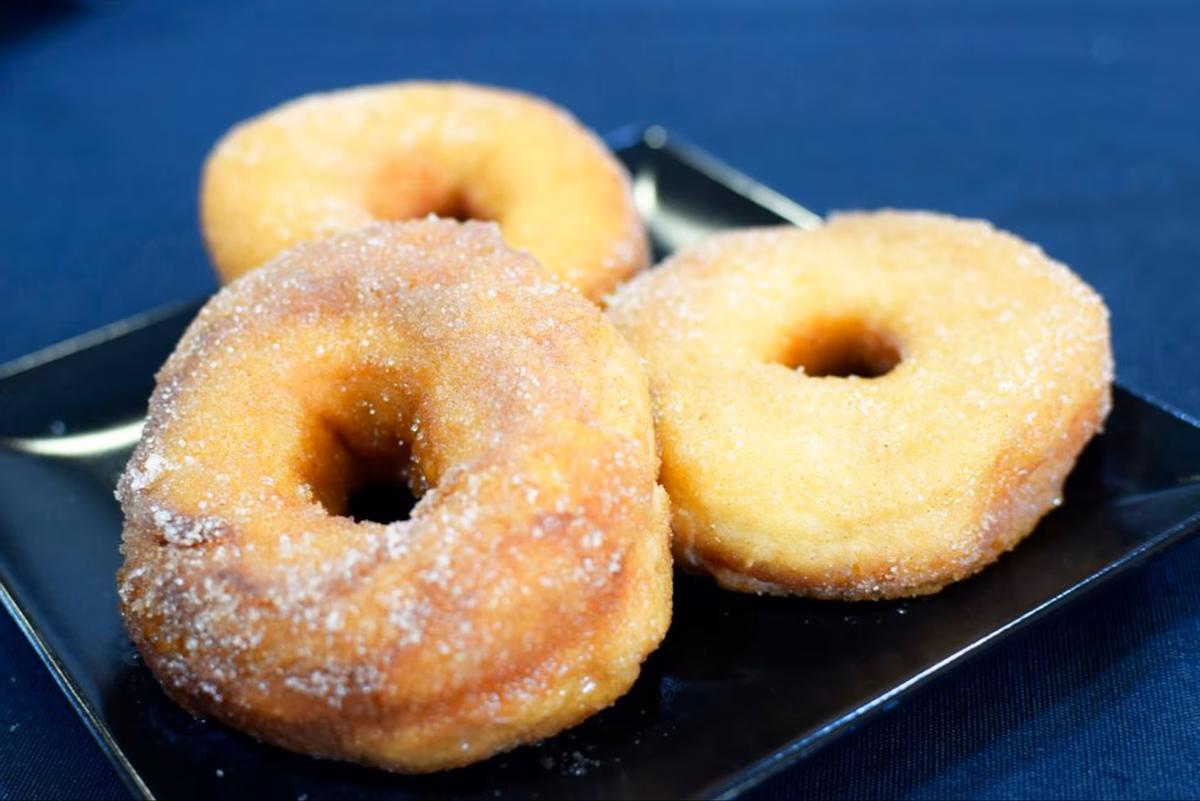 Las torrijas más diferentes de Madrid se elaboran en Alcalá: forma de donut e inspiradas en el hornazo