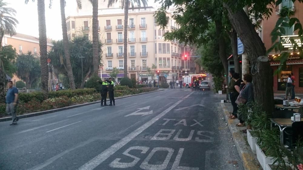 Incendio de un coche en la plaza de España