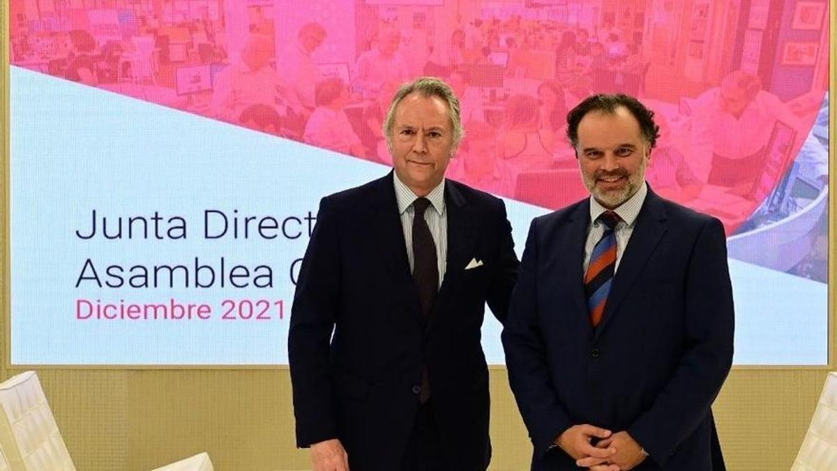 José Joly Martínez de Salazar, nuevo presidente de la Asociación de Medios de Información, junto a Fernando de Yarza, su predecesor en el cargo.