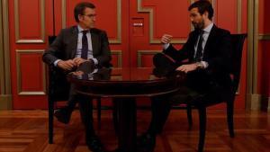 Alberto Núñez Feijóo y Pablo Casado, al inicio de la reunión de 35 minutos que han improvisado en una sala del hotel madrileño donde el presidente de la Xunta ha ofrecido este martes una conferncia. 