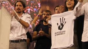 Imagen de la primera asamblea de Podemos en octubre de 2014, con Pablo Iglesias junto a los asturianos Daniel Ripa y Tania González.