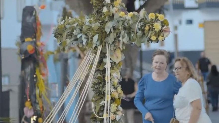 Una de las cruces de flores expuestas en Tamaimo.