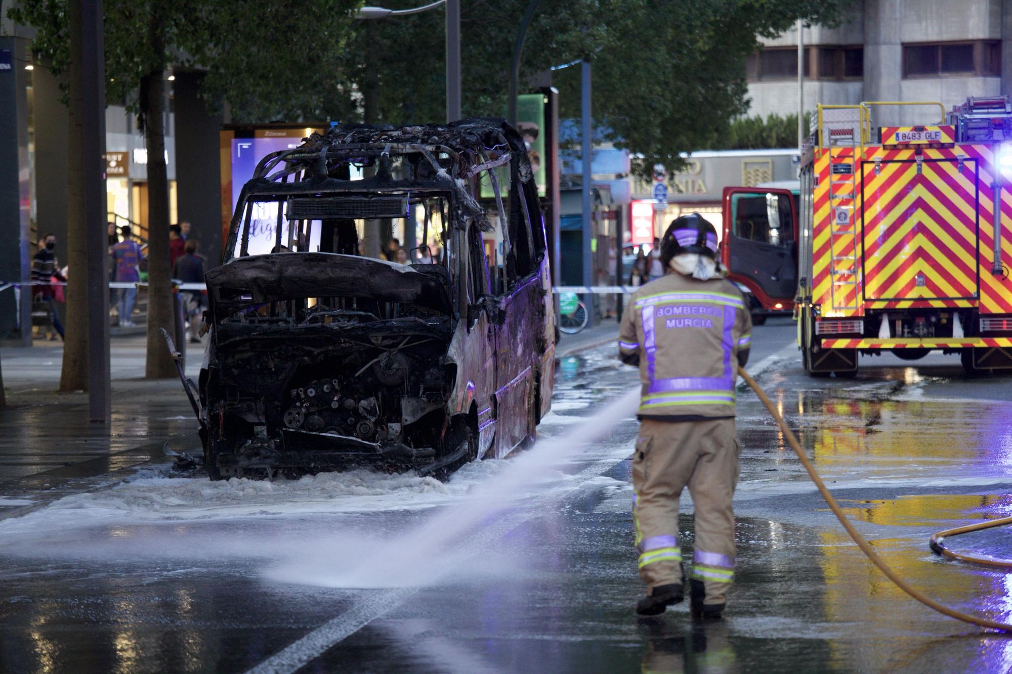 Las imágenes del incendio de un coche en plena Gran Vía de Murcia