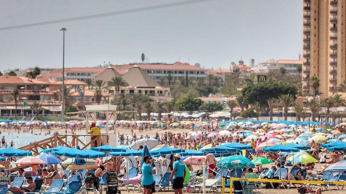 Estado de la playa en Los Cristianos, el pasado domingo.