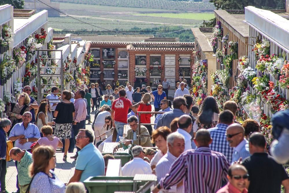 Afluencia masiva de visitantes al cementerio de Orihuela