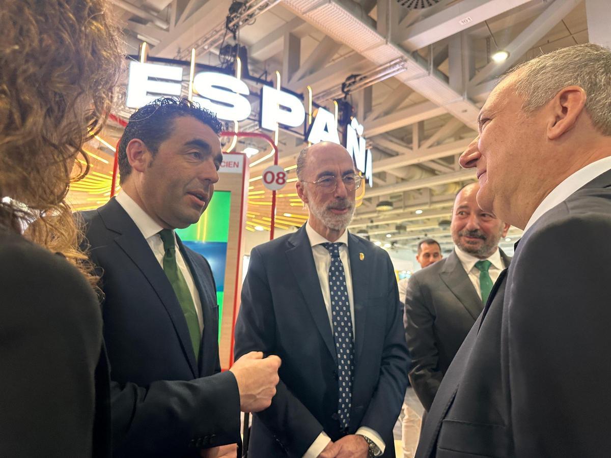 López (i.) y Almuiña (centro), con el ministro Hereu (dcha.).