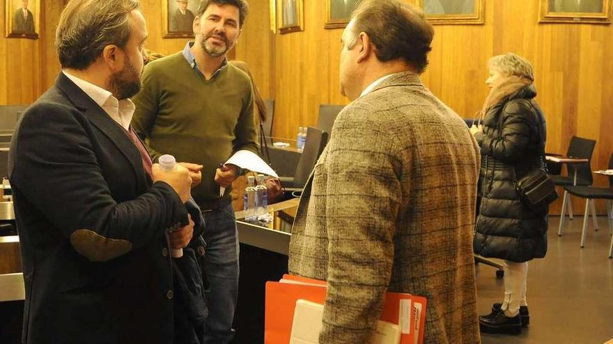 Casares conversa con Crespo en presencia del alcalde al término del pleno. // Bernabé/Javier Lalín