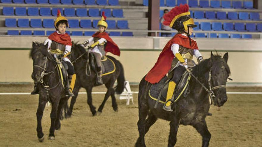 Varios participantes en el Carrusel, vestidos de romanos, sobre ponys asturcones.