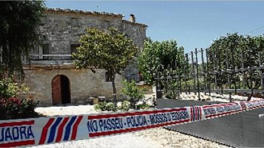 La masia víctima dels assalts, a la Segarra, precintada pels Mossos després d&#039;un dels fets