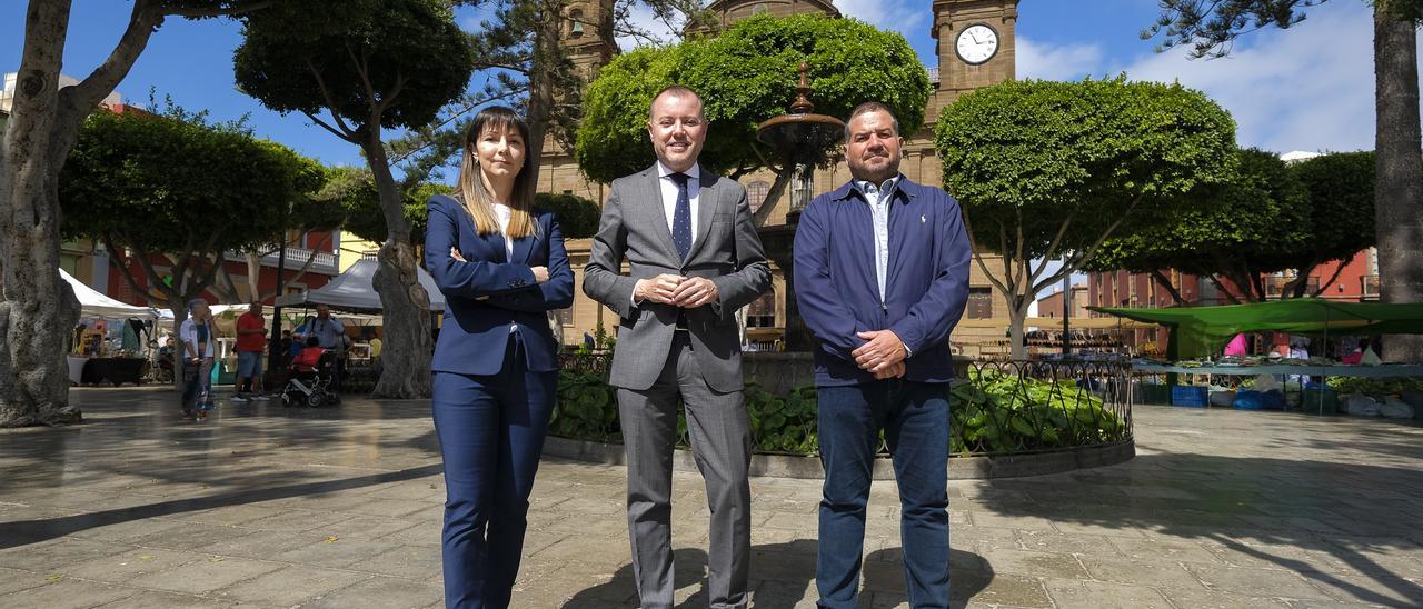 Por la izquierda, Lorena Moreno (CC), Teodoro Sosa (BNR-NC) y Francisco Hernández (PSOE) frente a la iglesia de Santiago de Los Caballeros.