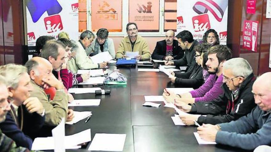 Una parte de los miembros del consejo político de IU de Gijón, durante la reunión de ayer.