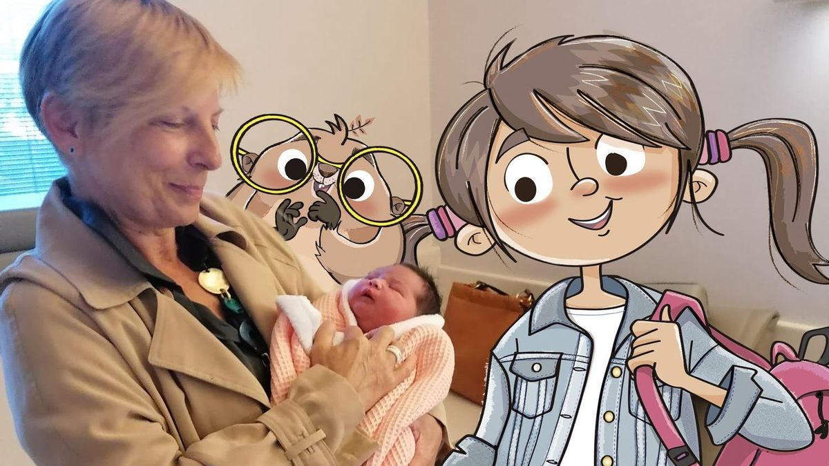 La Mamá Lola sostiene a su nieta Martina, ante la mirada de la marmota Bola y la niña Tica.