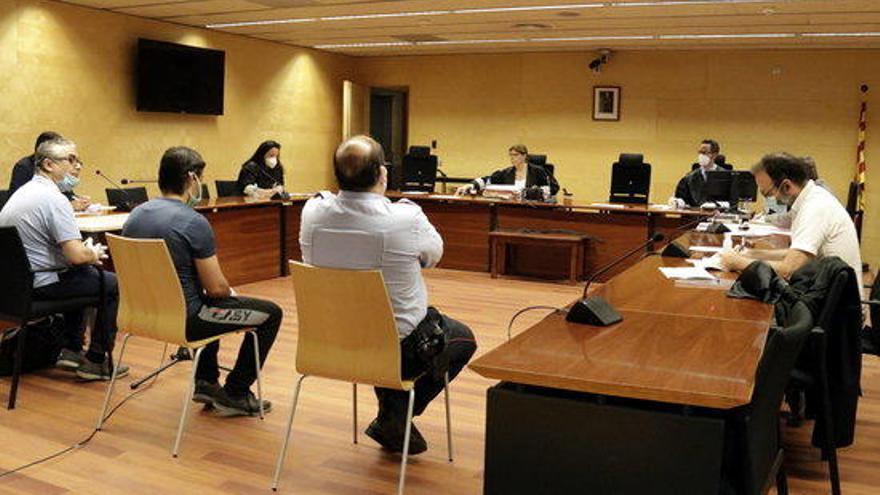 L&#039;acusat (d&#039;esquenes) d&#039;intentar matar una treballadora social de Salt al judici amb mesures de seguretat contra la covid-19