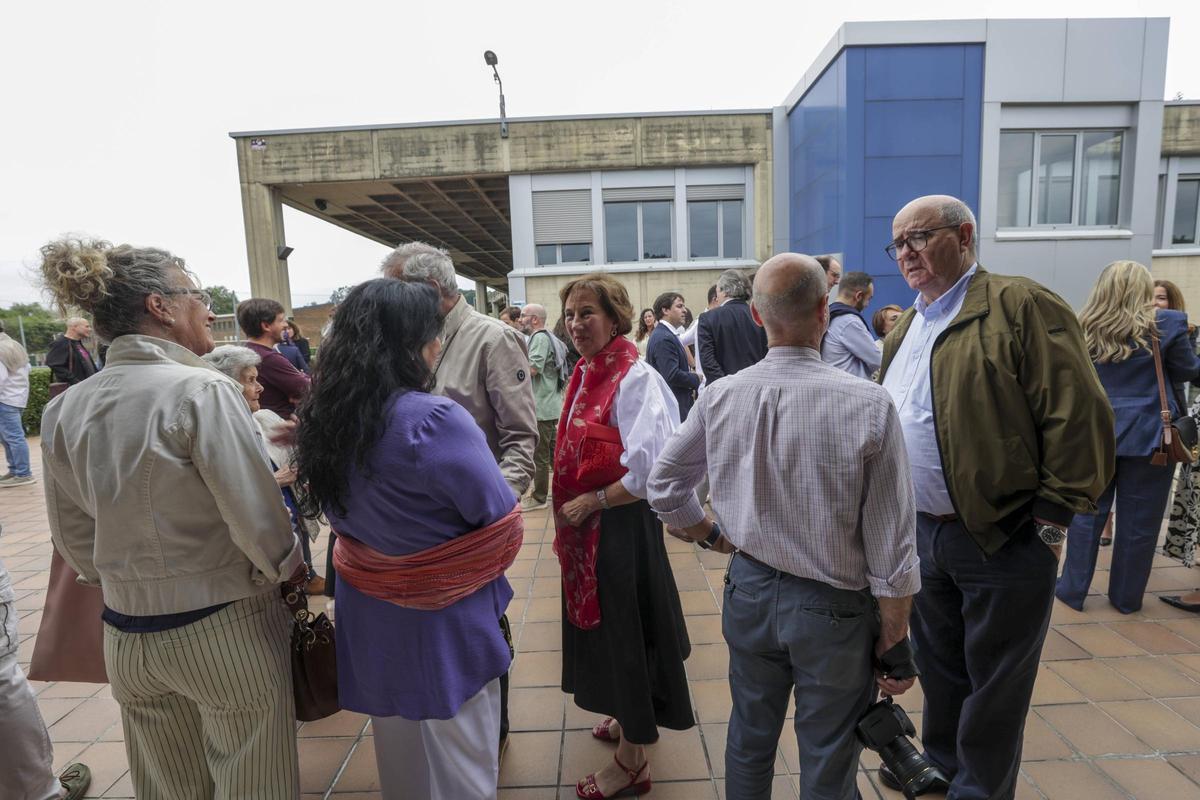 Grupos de antiguos alumnos, de charla en el exterior del centro antes del comienzo de los actos.