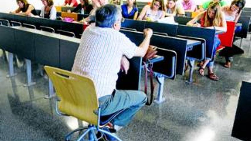 La Uex confirma que reducirá el número de profesores asociados