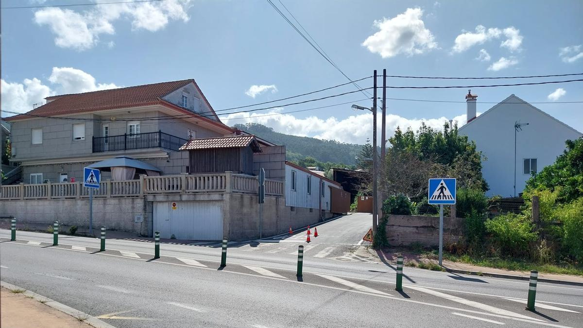 El lugar de acceso al aserradero objeto de litigio, en lugar de Castrelo, en la parroquia de Cela (Bueu).