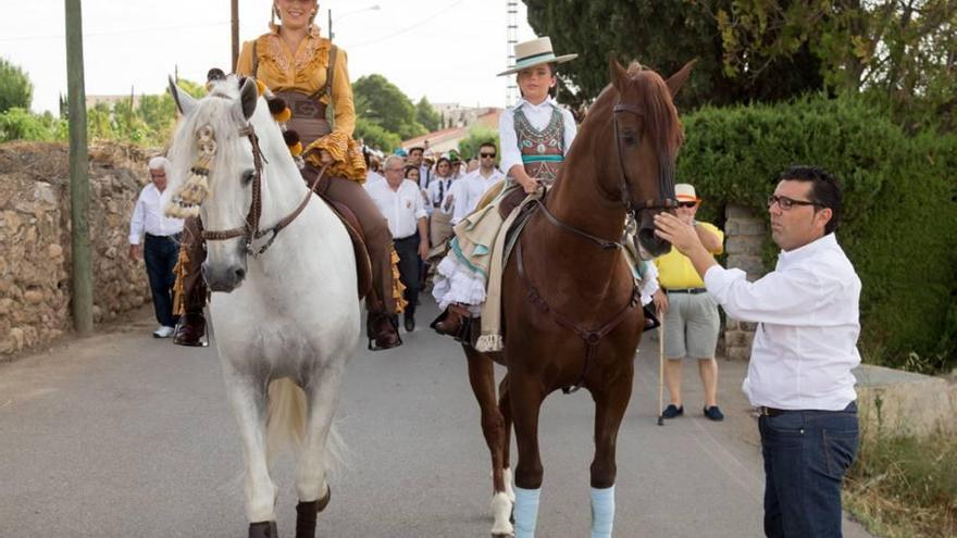 Más de150 jinetes participan en la Romería de los Caballos del Vino