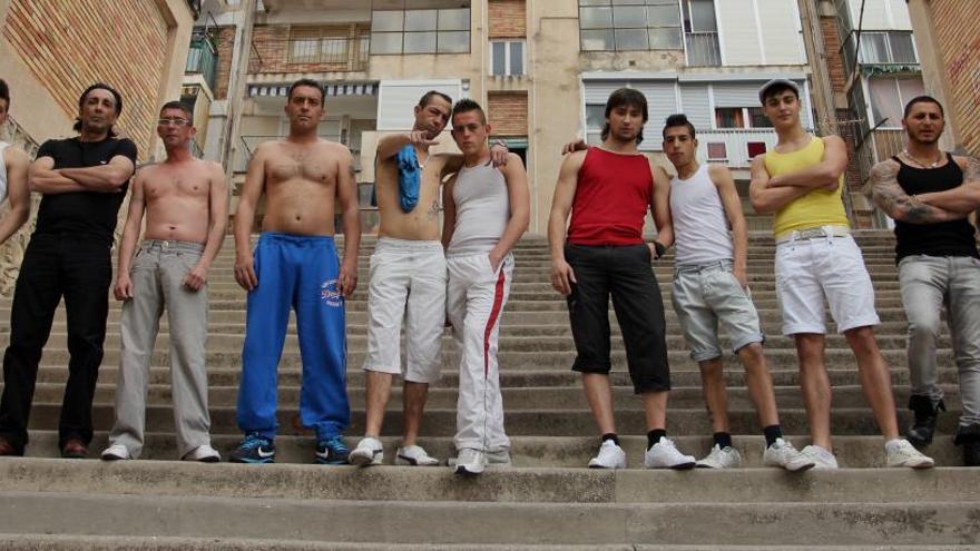 Algunos de los protagonistas de la película Criando ratas, en la Colonia Requena de Alicante.