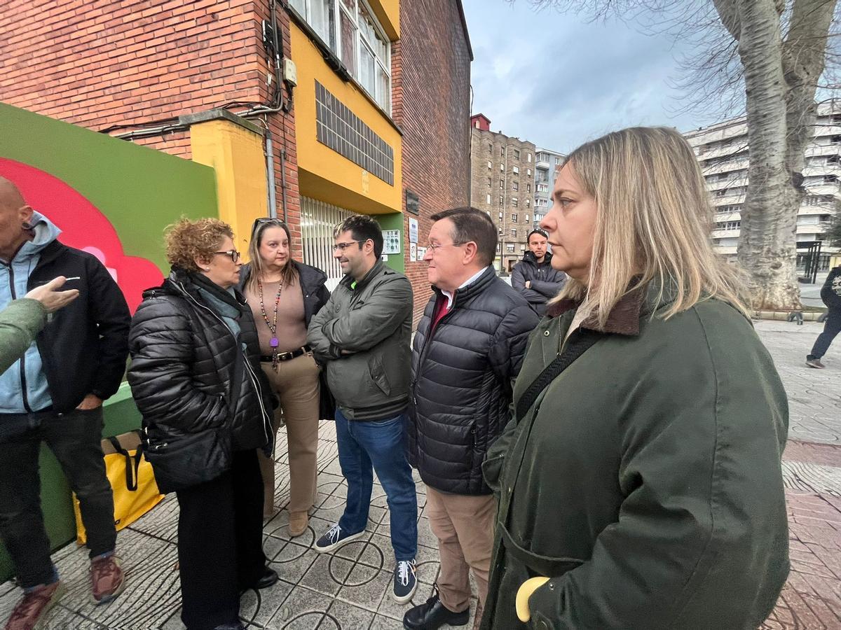 Gloria García, diputada del PP, primera por la izquierda, en la concentración ante el colegio Eulalia Álvarez Lorenzo de La Felguera