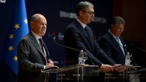 Olaf Scholz, Aleksandar Vucic y Maros Sevcovic en la Cumbre de Materias Primas en Belgrado