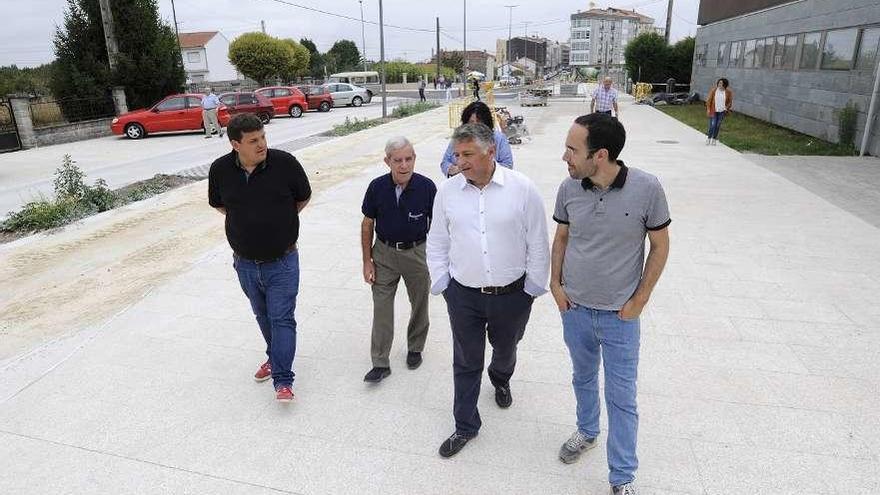 Manuel Cuíña recorre el tramo junto a miembros de su gobierno y técnicos de la empresa.// Bernabé/J. Lalín