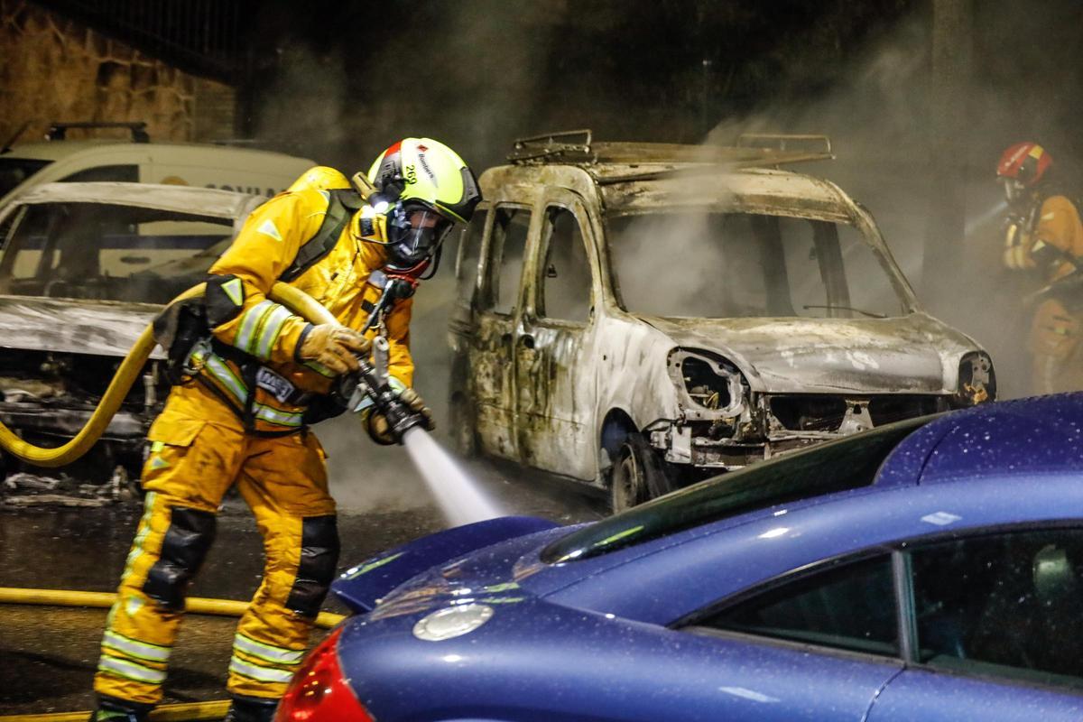 Imágenes del incendio de coches en Alcoy