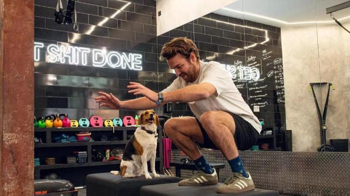 Pablo amb la seva mascota al gimnàs