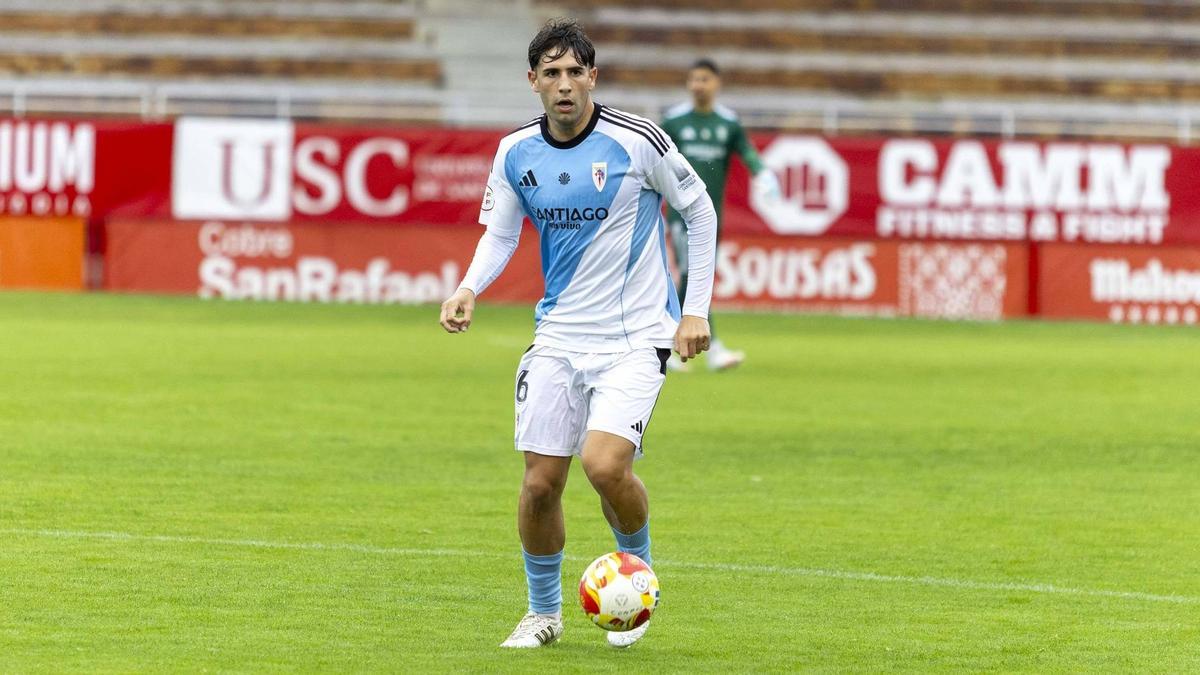 Damián Noya conduce el balón en un partido del Compos en San Lázaro.