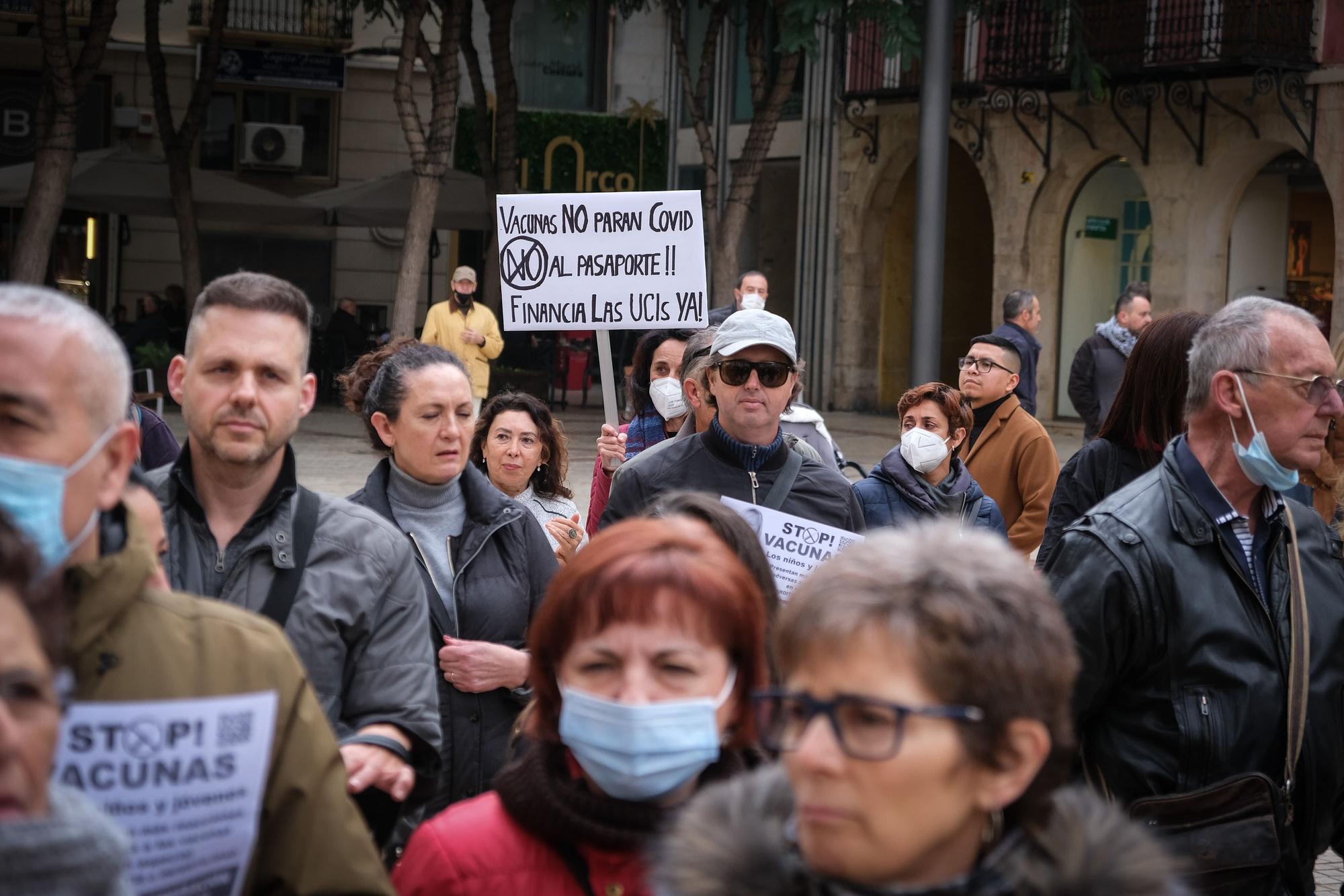 Concentración antivacunas en Elche contra el pasaporte covid y la inoculación de niños