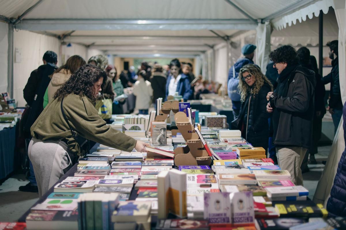 El público acudió masivamente a la Plaça del Llibre d'Alacant