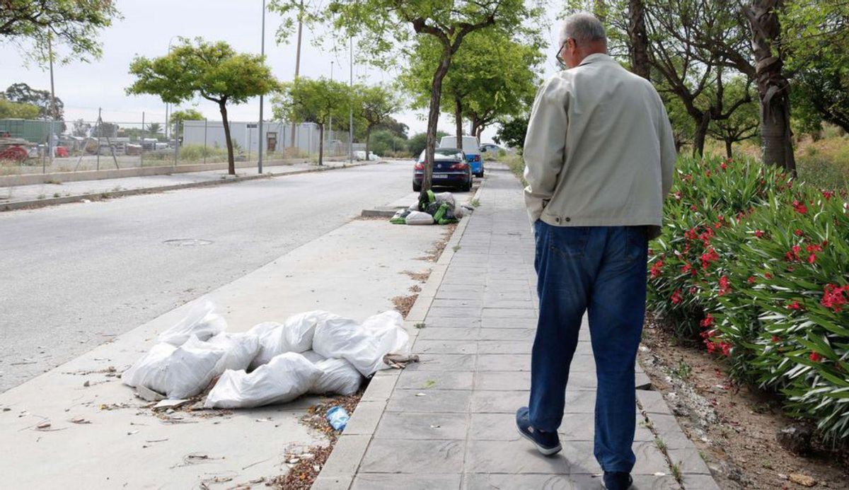 Calles con escombros ‘aparcados’ junto a San Julián