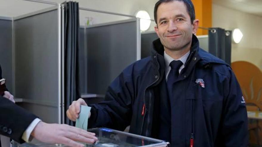 L&#039;exministre francès d&#039;Educació Benoît Hamon, durant la votació d&#039;ahir.