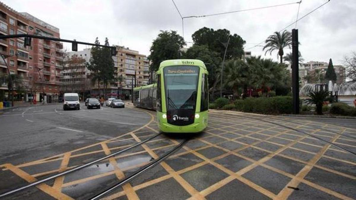 EL tranvía de Murcia a la altura de la Plaza Circular