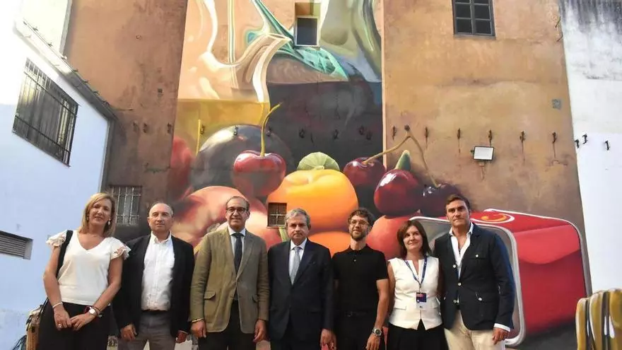Vídeo | Un mural gigante de Brea da sabor a la Capitalidad de Cáceres