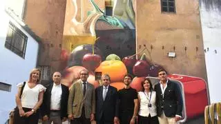 Un mural gigante de Brea da sabor a la Capitalidad de Cáceres: "Nuestra riqueza gastronómica también forma parte de nuestra cultura"